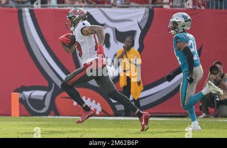 Tampa, États-Unis. 01st janvier 2023. Mike Evans, grand receveur de Buccaneers de la baie de Tampa (13), court à Carolina Panthers Corner back CJ Henderson (24) pour le touchdown pendant la deuxième moitié au stade Raymond James à Tampa, en Floride, dimanche, 1 janvier 2023. Photo de Steve Nesius/UPI. Crédit : UPI/Alay Live News Banque D'Images