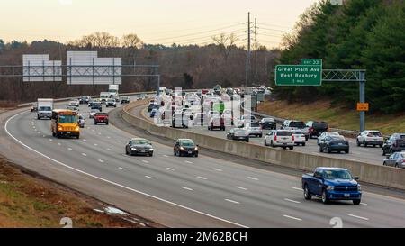 Interstate 95 (I-95) pendant l'heure de pointe du soir. Embouteillage important sur les voies sortantes métro-Boston. Needham, Massachusetts, États-Unis. Banque D'Images