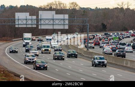 Interstate 95 (I-95) pendant l'heure de pointe du soir. Embouteillage important sur les voies sortantes métro-Boston. Needham, Massachusetts, États-Unis. Banque D'Images