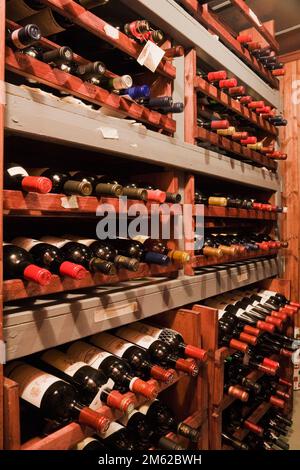 Une collection de bouteilles de vin dans la cave à vin à l'intérieur de la vieille maison de style cottage des années 1920. Banque D'Images