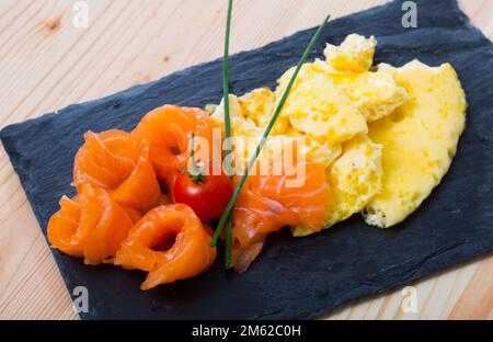 Omelette au saumon fumé Banque D'Images