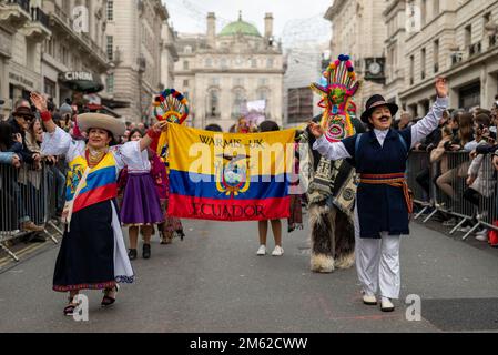 Londres, Royaume-Uni. 01st janvier 2023. Les participants vêtus de costumes colorés participent à la parade du nouvel an à Londres. Le défilé a eu lieu dans les rues du centre de Londres le 1 janvier 2023. Crédit : SOPA Images Limited/Alamy Live News Banque D'Images