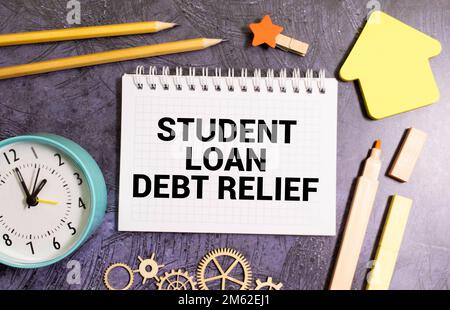 Concept de problème financier. Concept de dette de prêt. L'accent sélectif sur le conseil d'administration dette de prêt écrit à la main. Banque D'Images