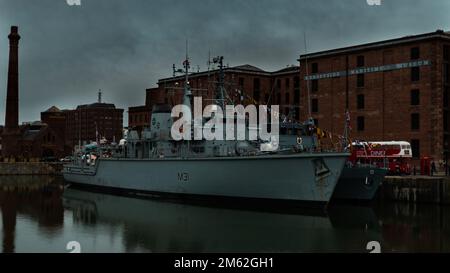 Un grand navire de guerre au Liverpool accoste en Angleterre sous un ciel sombre et nuageux Banque D'Images