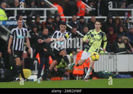 Newcastle, Royaume-Uni. 31st décembre 2022. Bruno Guimaraes, de Newcastle United, traverse le terrain lors du match de la Premier League entre Newcastle United et Leeds United à St. James's Park, Newcastle, le samedi 31st décembre 2022. (Credit: Mark Fletcher | MI News) Credit: MI News & Sport /Alay Live News Banque D'Images