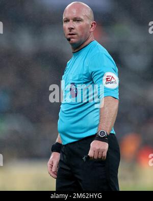 Newcastle, Royaume-Uni. 31st décembre 2022. Arbitre Simon Hooper lors du match Premier League entre Newcastle United et Leeds United à St. James's Park, Newcastle, le samedi 31st décembre 2022. (Credit: Mark Fletcher | MI News) Credit: MI News & Sport /Alay Live News Banque D'Images