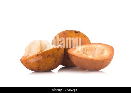 Fruits Santol isolés sur fond blanc. Banque D'Images