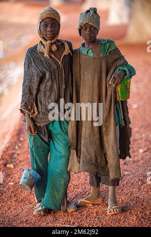 Enfants pauvres vivant dans les rues de Bamako, Mali . Des enfants sincèrement amicaux et heureux vivant dans l'extrême pauvreté . Banque D'Images