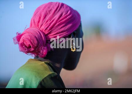 Femme africaine avec foulard rose de derrière. Banque D'Images