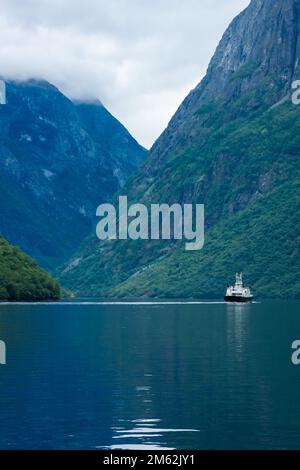 Ferry naviguant dans le Naeroyfjord à Gudvangen, Norvège Banque D'Images