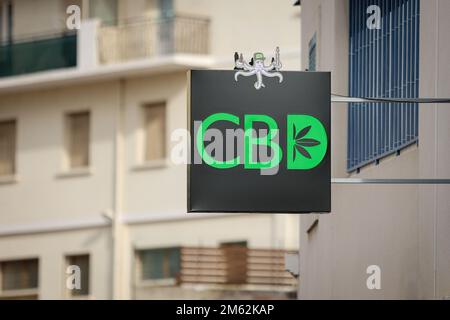 Marseille, France. 01st janvier 2023. Un panneau de magasin vendant des produits à base de cannabidiol (CBD). Par décision judiciaire, la vente de fleurs CBD est finalement autorisée en France. Le Conseil d'Etat français a décidé que le CBD (cannabidiol) n'est ni une dépendance ni une psychotrope, il ne peut donc pas être considéré comme un narcotique, et il est en fait impossible de l'interdire, comme le gouvernement français l'avait tenté. Crédit : SOPA Images Limited/Alamy Live News Banque D'Images