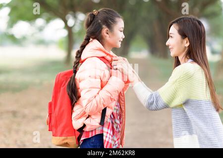 Mère rassurant sa fille sur la première journée d'école Banque D'Images