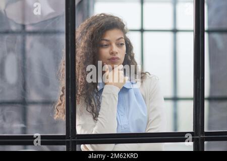 Femme d'affaires dans le bureau à l'extérieur de la fenêtre Banque D'Images