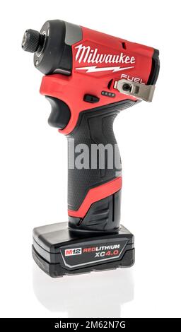 Winneconne, WI - 12 décembre 2022 : un pack de Milwaukee M12 fuel HEX impact driver sur un fond isolé. Banque D'Images