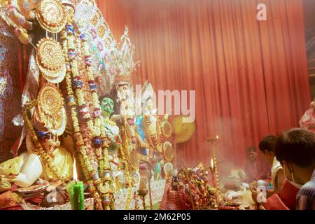 Howrah, Inde - 15 octobre 2021 : prêtres exécutant Sandhi Puja, la jonction sacrée d'Ashtami, huitième jour et Nabami, premier jour. Banque D'Images