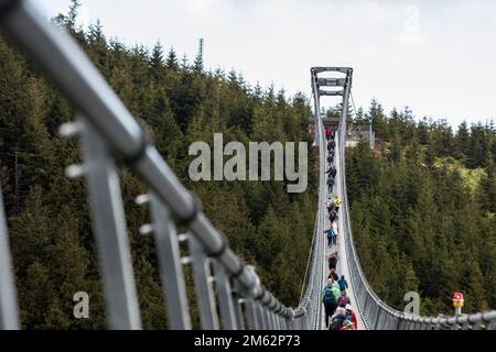 Dolni Morava, République tchèque. 28th mai 2022. Les touristes traversent la plus longue passerelle suspendue du monde, Sky Bridge 721 à Dolni Morava. La structure du pont mesure 721 mètres de long et est suspendue à 95 mètres au-dessus de la vallée du ruisseau Mlynsky; de la crête de la montagne Slamnik à la crête de la montagne Chlum. (Photo par Karol Serewis/SOPA Images/Sipa USA) crédit: SIPA USA/Alay Live News Banque D'Images