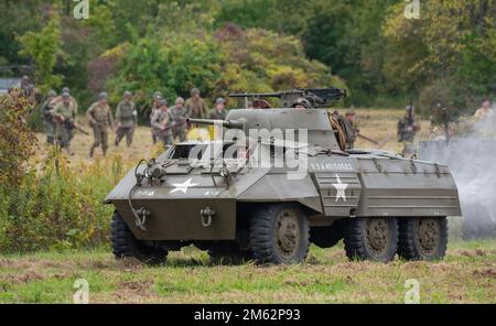 M8 « Greyhound » en action en direct pendant la reconstitution de la bataille Banque D'Images