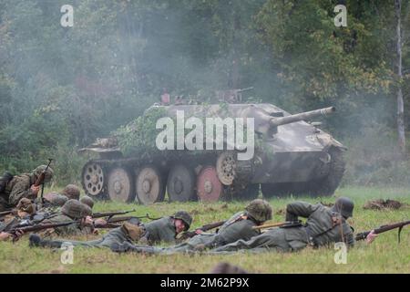 Jagdpanzer 38 (Hetzer) soutenant l'attaque d'infanterie dans la reconstitution de la bataille d'action en direct Banque D'Images