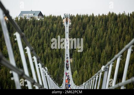 Dolni Morava, Pardubice, République tchèque. 28th mai 2022. Les touristes traversent la plus longue passerelle suspendue du monde, Sky Bridge 721 à Dolni Morava. La structure du pont mesure 721 mètres de long et est suspendue à 95 mètres au-dessus de la vallée du ruisseau Mlynsky; de la crête de la montagne Slamnik à la crête de la montagne Chlum. (Credit image: © Karol Serewis/SOPA Images via ZUMA Press Wire) Banque D'Images