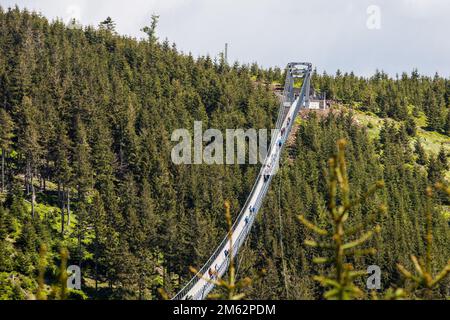 Dolni Morava, Pardubice, République tchèque. 28th mai 2022. Vue sur la plus longue passerelle suspendue au monde : Sky Bridge 721 à Dolni Morava. La structure du pont mesure 721 mètres de long et est suspendue à 95 mètres au-dessus de la vallée du ruisseau Mlynsky; de la crête de la montagne Slamnik à la crête de la montagne Chlum. (Credit image: © Karol Serewis/SOPA Images via ZUMA Press Wire) Banque D'Images