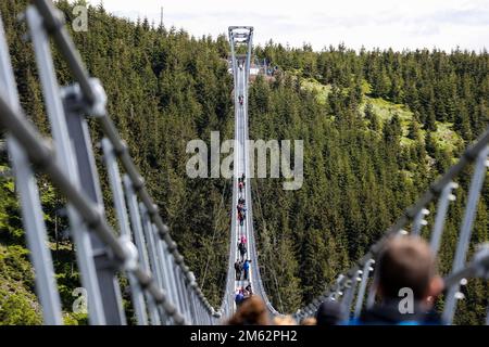 Dolni Morava, Pardubice, République tchèque. 28th mai 2022. Les touristes traversent la plus longue passerelle suspendue du monde, Sky Bridge 721 à Dolni Morava. La structure du pont mesure 721 mètres de long et est suspendue à 95 mètres au-dessus de la vallée du ruisseau Mlynsky; de la crête de la montagne Slamnik à la crête de la montagne Chlum. (Credit image: © Karol Serewis/SOPA Images via ZUMA Press Wire) Banque D'Images