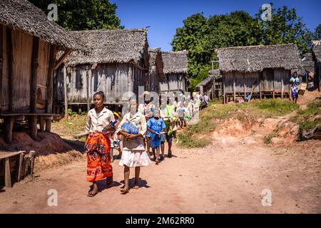 Les écoliers rentrent à la maison après l'école dans le village traditionnel d'Ampahantany, Madagascar, Afrique Banque D'Images