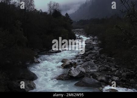 belle rivière lachung qui coule à travers la pittoresque vallée de montagne à lachung à sikkim, inde Banque D'Images