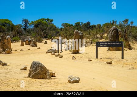 Pinnacles Desert Lookout and Drive - Tourism Western Australia Banque D'Images