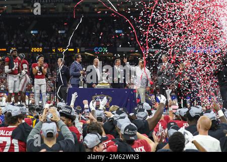 31 décembre 2022: Les joueurs de l'Alabama Wwill Anderson Jr. (31), Jordan Battle (9) et Bryce Young (9) avec l'entraîneur en chef Nick Saban observer que les confetti tombent après le Allstate Sugar Bowl 89th annuel, entre le cramoisi Tide de l'Alabama et la rue Kansas Wildcats au Caesars Superdome de la Nouvelle-Orléans, LA. Jonathan Mailhes/CSM Banque D'Images