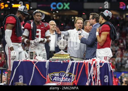 31 décembre 2022: Les joueurs de l'Alabama Wwill Anderson Jr. (31), Jordan Battle (9) et Bryce Young (9) ainsi que l'entraîneur en chef Nick Saban sont interviewés après la coupe de sucre d'Allstate 89th annuelle entre la marée cramoisi de l'Alabama et la rue Kansas Wildcats au Caesars Superdome de la Nouvelle-Orléans, LA. Jonathan Mailhes/CSM Banque D'Images