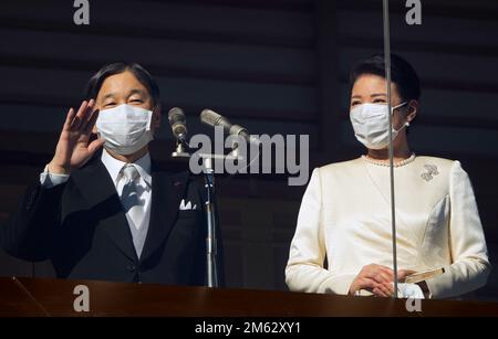 Tokyo, Japon. 2nd janvier 2023. L'empereur du Japon Naruhito (L) et l'impératrice Masako (R) se mettent en vague vers les adeptes de la randonnée à travers un verre pare-balles depuis un balcon lors de leur apparition publique du nouvel an au Palais impérial, dans le centre de Tokyo, au Japon, le 02 janvier 2023. C'était la première fois que l'empereur Naruhito saluait le public depuis 2020. Crédit : ZUMA Press, Inc./Alay Live News Banque D'Images