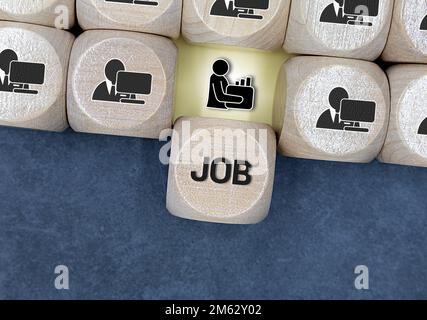 La main masculine met un cube en bois avec le symbole de l'employé à côté du message que nous embauchons. Annonce d'emploi ou de recrutement. Banque D'Images