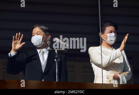 Tokyo, Japon. 2nd janvier 2023. L'empereur du Japon Naruhito (L) et l'impératrice Masako (R) se mettent en vague vers les adeptes de la randonnée à travers un verre pare-balles depuis un balcon lors de leur apparition publique du nouvel an au Palais impérial, dans le centre de Tokyo, au Japon, le 02 janvier 2023. C'était la première fois que l'empereur Naruhito saluait le public depuis 2020. Crédit : ZUMA Press, Inc./Alay Live News Banque D'Images
