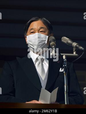 Tokyo, Japon. 2nd janvier 2023. L'empereur du Japon Naruhito adresse les adeptes de la randonnée à travers un verre pare-balles depuis un balcon lors de leur apparition publique du nouvel an au Palais impérial, dans le centre de Tokyo, au Japon, le 02 janvier 2023. C'était la première fois que l'empereur Naruhito saluait le public depuis 2020. Crédit : ZUMA Press, Inc./Alay Live News Banque D'Images