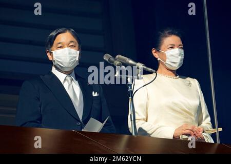 Tokyo, Japon. 2nd janvier 2023. L'empereur du Japon Naruhito, à gauche, prononce un discours, avec l'impératrice Masako aux adeptes du balcon protégé par les balles lors d'une apparition publique avec ses familles impériales au Palais impérial de Tokyo, le lundi 2 janvier 2023. Crédit : ZUMA Press, Inc./Alay Live News Banque D'Images