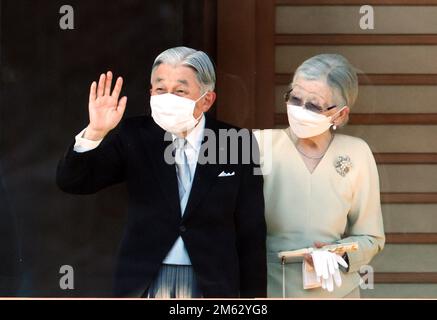 Tokyo, Japon. 2nd janvier 2023. L'ancien empereur japonais Akihito (L) accompagné de l'ancienne impératrice Michiko (R) fait des vagues pour les adeptes du nouvel an au Palais impérial de Tokyo sur 2 janvier 2023, la première fois en trois ans. Crédit : ZUMA Press, Inc./Alay Live News Banque D'Images