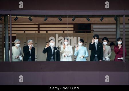 Tokyo, Japon. 2nd janvier 2023. (G-D) Empereur émérite Akihito, impératrice Emerita Michiko, Empereur Naruhito, impératrice Masako, Princesse Aiko, Le prince héritier Fumihito d'Akishino, la princesse Kiko d'Akishino et la princesse Kako d'Akishino se brandisent pendant l'apparition du nouvel an par la famille royale japonaise au Palais impérial de 2 janvier 2023 à Tokyo, au Japon. L'événement a eu lieu pour la première fois en trois ans, après un hiatus dû à la pandémie du coronavirus. Crédit : ZUMA Press, Inc./Alay Live News Banque D'Images