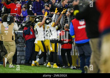 Baltimore, Maryland, États-Unis. 2nd janvier 2023. 1 janvier 2023 Pittsburgh Steelers Tight End Pat Freiermuth (88), Pittsburgh Steelers qui a fait marche arrière Najee Harris (22) et George Pickens (14), le grand receveur de Pittsburgh Steelers, célèbrent avec la foule après un score de 4th quarts lors de Pittsburgh Steelers vs Baltimore Ravens à Baltimore, MD. Jake Mysliwczyk/BMR (image de crédit: © Jake Mysliwczyk/BMR via ZUMA Press Wire) crédit: ZUMA Press, Inc./Alamy Live News Banque D'Images