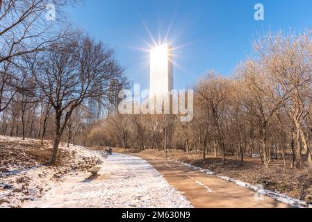 Lumière du soleil provenant du verre teinté d'or du gratte-ciel du bâtiment 63 Square sur l'île de Yeouido à Séoul, en Corée du Sud, le 1 janvier 2023 Banque D'Images