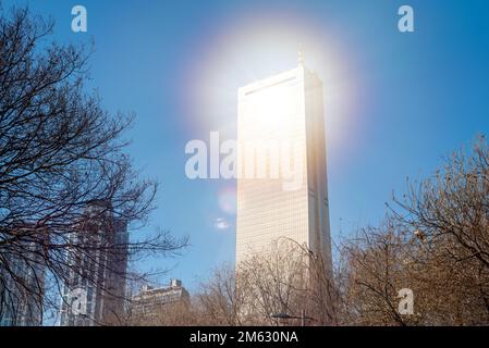 Lumière du soleil provenant du verre teinté d'or du gratte-ciel du bâtiment 63 Square sur l'île de Yeouido à Séoul, en Corée du Sud, le 1 janvier 2023 Banque D'Images