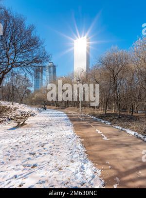 Lumière du soleil provenant du verre teinté d'or du gratte-ciel du bâtiment 63 Square sur l'île de Yeouido à Séoul, en Corée du Sud, le 1 janvier 2023 Banque D'Images