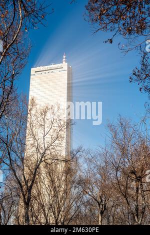 Lumière du soleil provenant du verre teinté d'or du gratte-ciel du bâtiment 63 Square sur l'île de Yeouido à Séoul, en Corée du Sud, le 1 janvier 2023 Banque D'Images