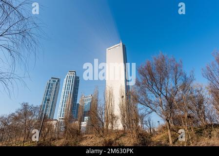 Lumière du soleil provenant du verre teinté d'or du gratte-ciel du bâtiment 63 Square sur l'île de Yeouido à Séoul, en Corée du Sud, le 1 janvier 2023 Banque D'Images