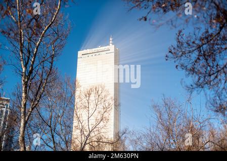 Lumière du soleil provenant du verre teinté d'or du gratte-ciel du bâtiment 63 Square sur l'île de Yeouido à Séoul, en Corée du Sud, le 1 janvier 2023 Banque D'Images