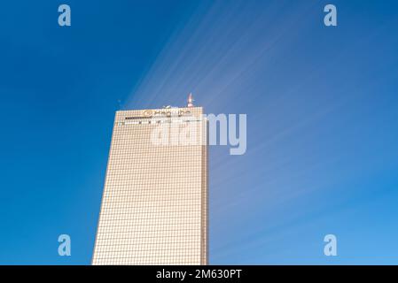 Lumière du soleil provenant du verre teinté d'or du gratte-ciel du bâtiment 63 Square sur l'île de Yeouido à Séoul, en Corée du Sud, le 1 janvier 2023 Banque D'Images