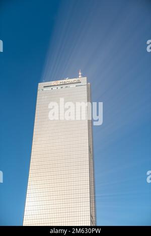 Lumière du soleil provenant du verre teinté d'or du gratte-ciel du bâtiment 63 Square sur l'île de Yeouido à Séoul, en Corée du Sud, le 1 janvier 2023 Banque D'Images