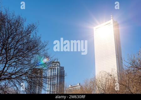 Lumière du soleil provenant du verre teinté d'or du gratte-ciel du bâtiment 63 Square sur l'île de Yeouido à Séoul, en Corée du Sud, le 1 janvier 2023 Banque D'Images