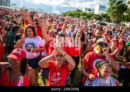 Brasilia, Brésil. 01st janvier 2023. Les Brésiliens célèbrent l'inauguration du nouveau président Lula. Des milliers de personnes se sont rassemblées dans le centre de Brasilia le 1st janvier 2023 pour assister à l'inauguration du nouveau président du Brésil Luiz Innacio Lula da Silva. Crédit : SOPA Images Limited/Alamy Live News Banque D'Images