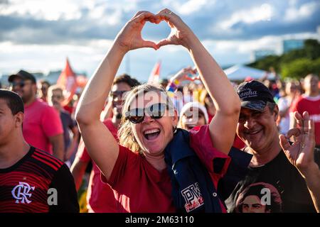 Brasilia, Brésil. 01st janvier 2023. Une femme brésilienne gestuelle pendant la célébration. Des milliers de personnes se sont rassemblées dans le centre de Brasilia le 1st janvier 2023 pour assister à l'inauguration du nouveau président du Brésil Luiz Innacio Lula da Silva. (Photo par Antonio Cascio/SOPA Images/Sipa USA) crédit: SIPA USA/Alay Live News Banque D'Images