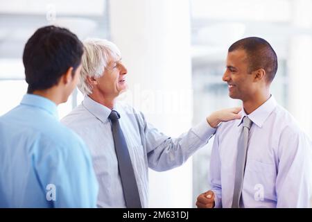 Partage de vues d'entreprise. Portrait d'un homme d'affaires senior partageant son point de vue avec d'autres cadres. Banque D'Images